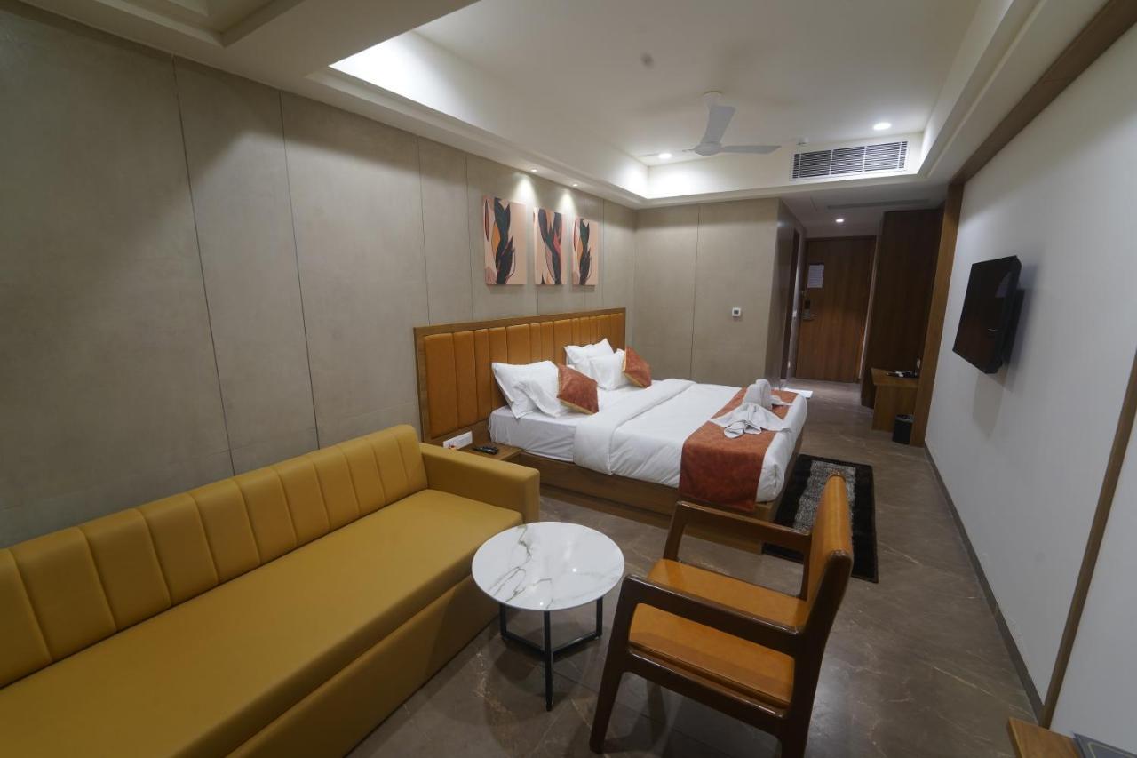 Hotel Stature Inn Kevadia Екстер'єр фото